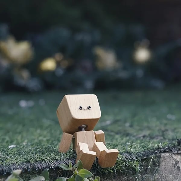 Arvilaro SwayMate Handcrafted Wooden Motion Figure with Magnetic Faces