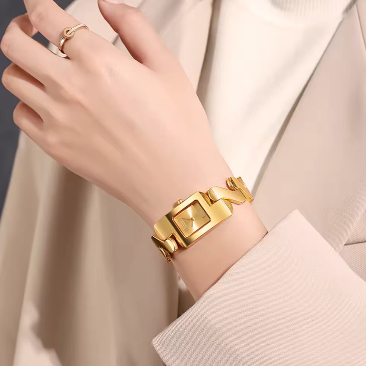 Belloura™ – Vintage-Style Square Quartz Watch (50% Off)