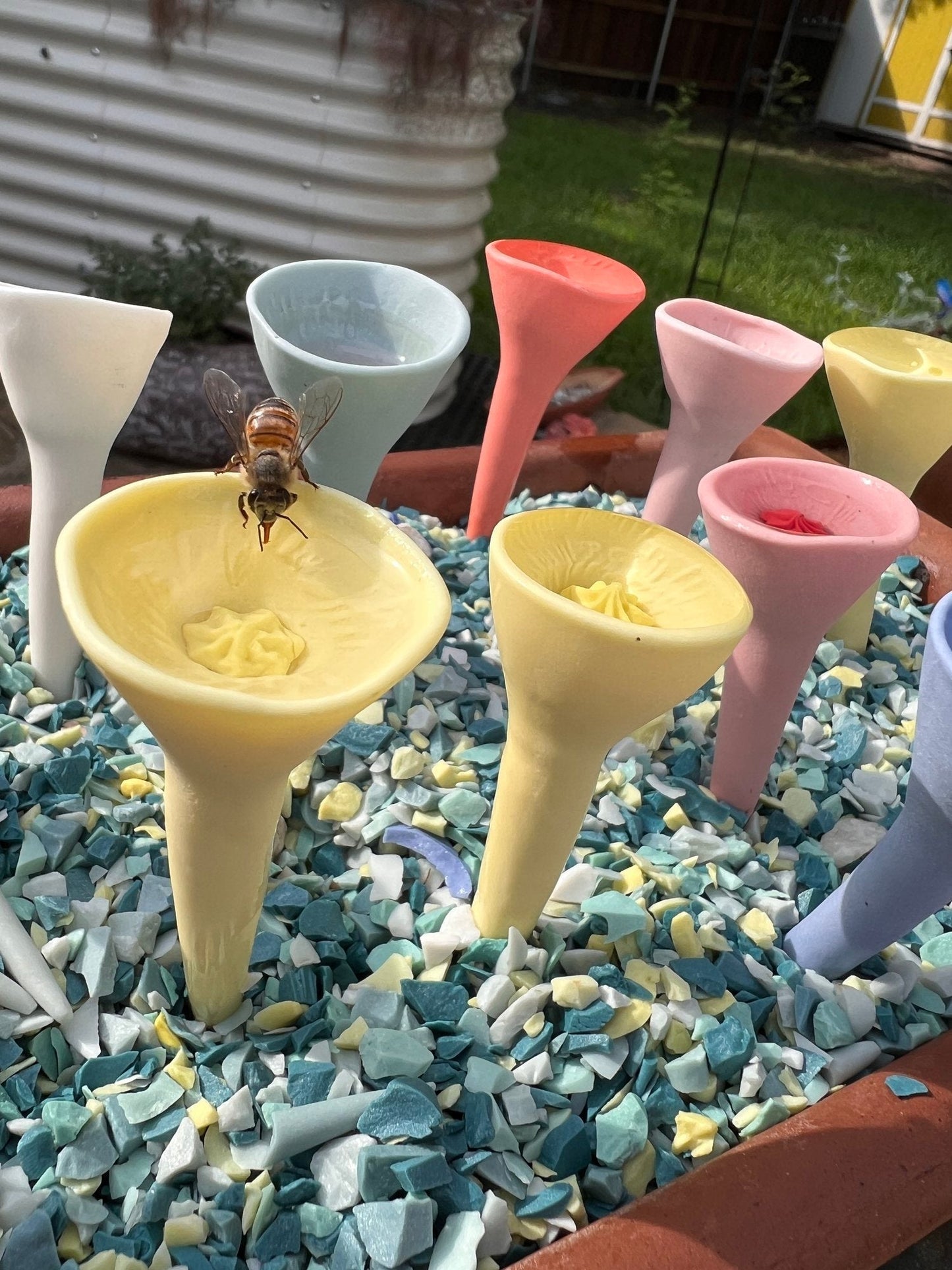Bee Cups for a Vibrant Garden – Attract Pollinators and Enjoy Mosquito-Free Freshness