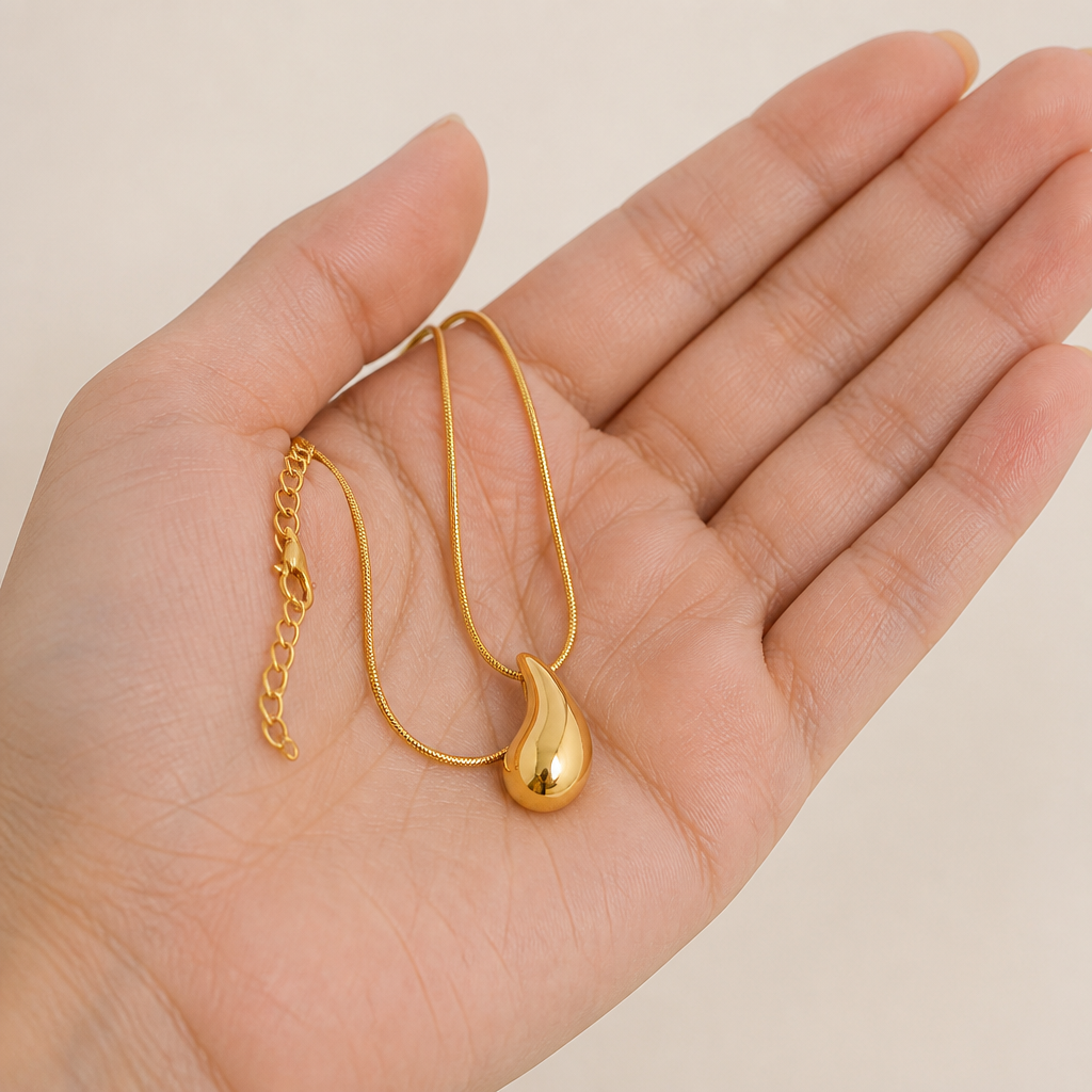LumaVera™ – Sculpted Teardrop Gold Pendant Necklace
