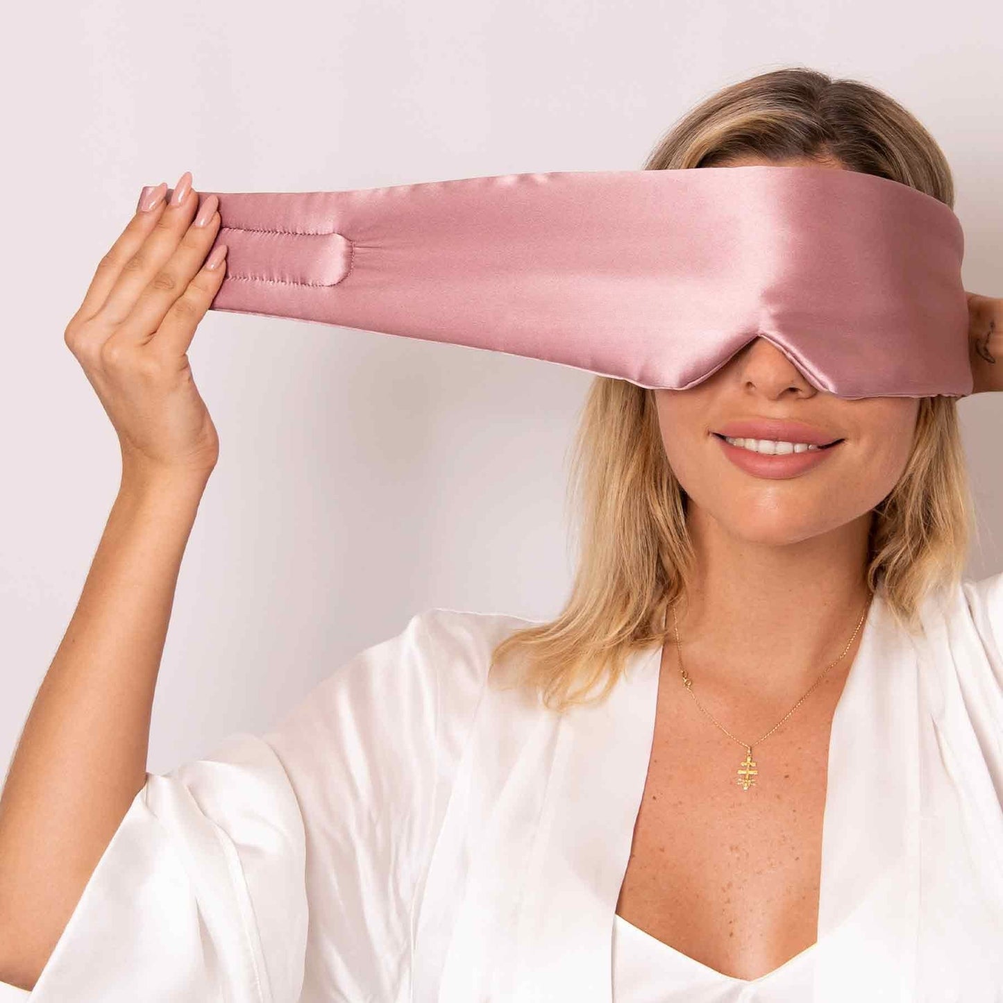 LunaSilk Sleep Mask – Experience Luxurious Darkness for Restful Nights